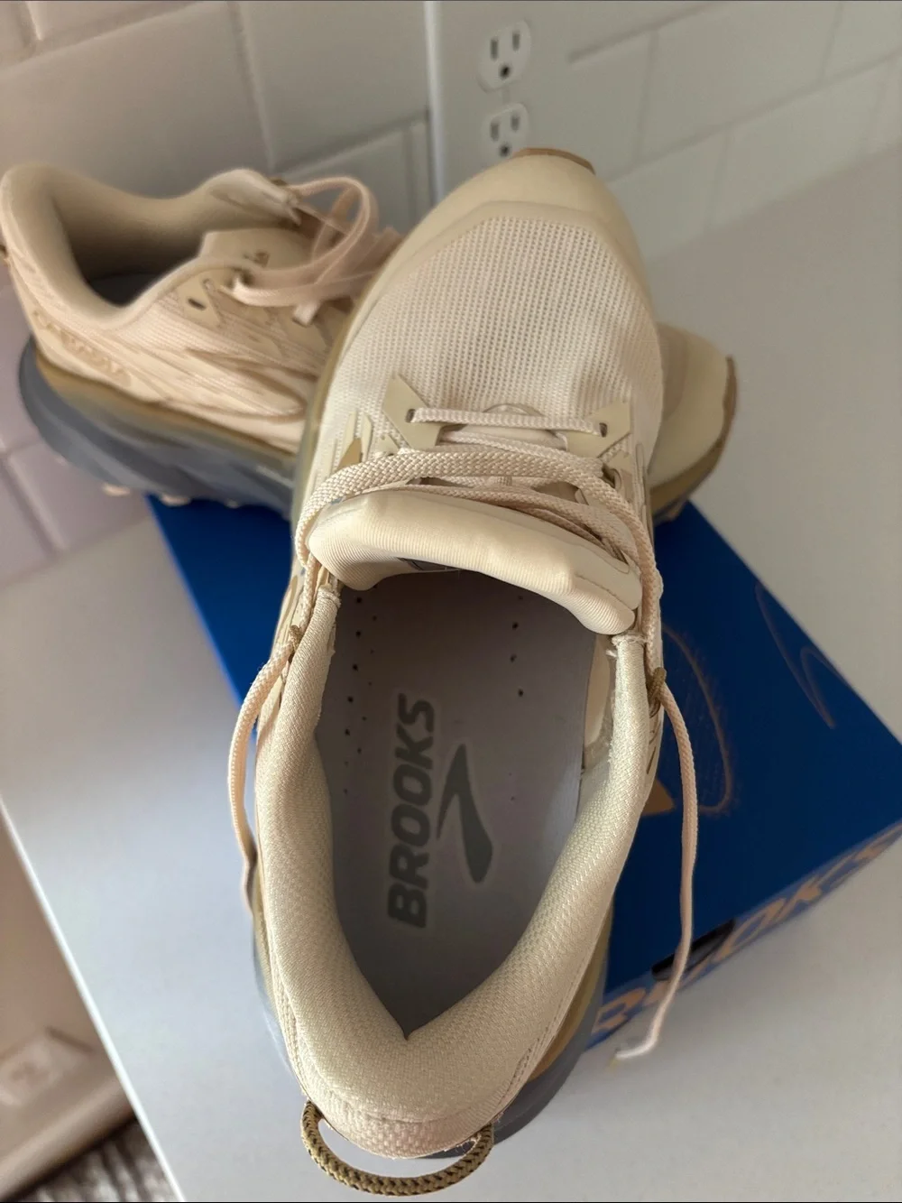 Brooks Cascadia 19 Women's Trail Sneakers in Cream and Gray